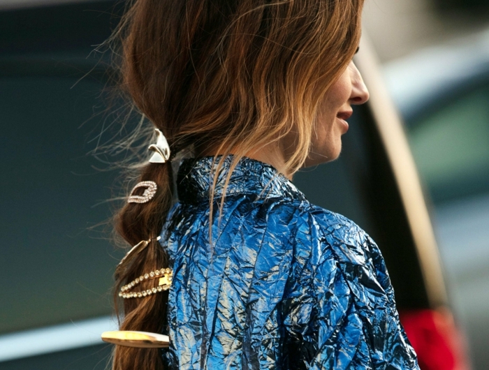 lange braune haare mit vielen haaraccessoires frisurentrend dame frisuren 2020 street style inspo frau im blauen kleid langhaar frisur
