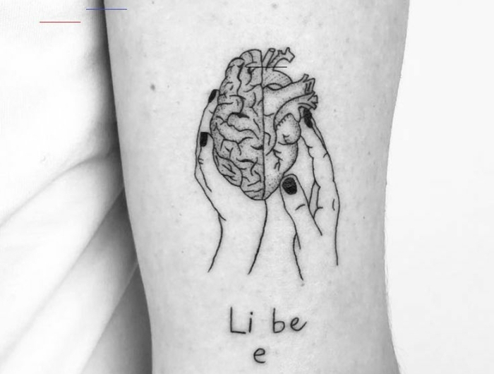 liebe bedeutung tattoo motive klein anatomisches herz tätowierung schwarz weißes foto