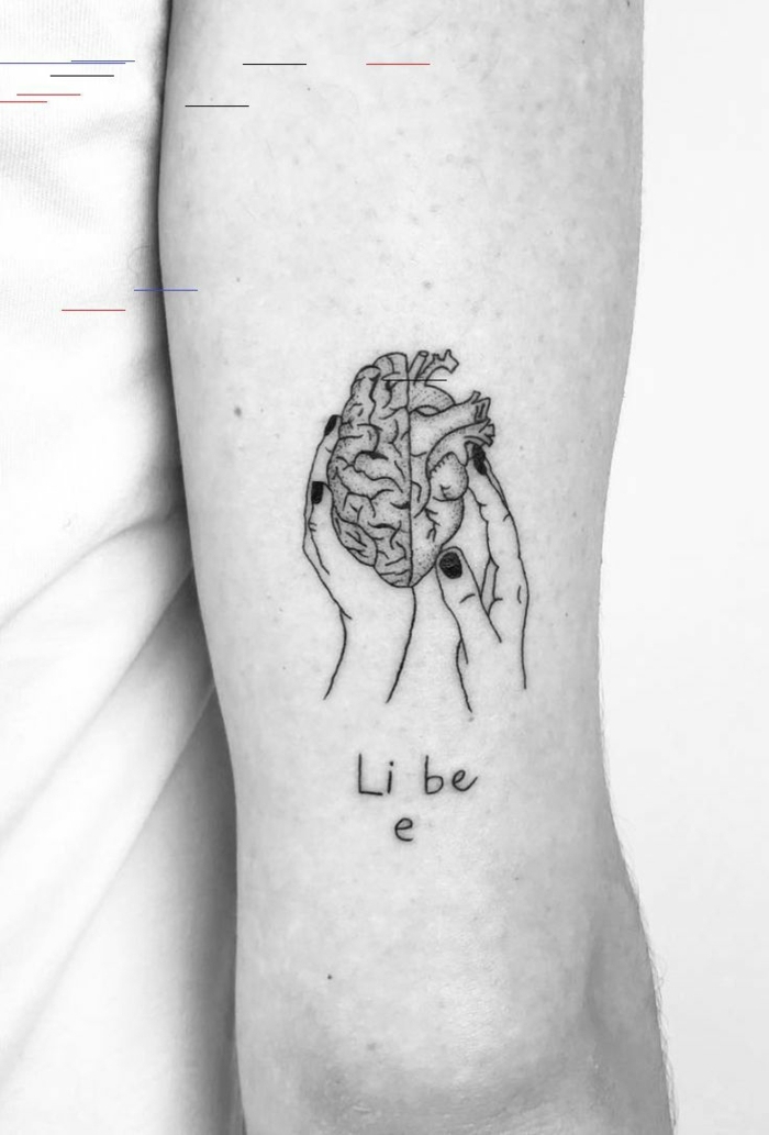 liebe bedeutung tattoo motive klein anatomisches herz tätowierung schwarz weißes foto