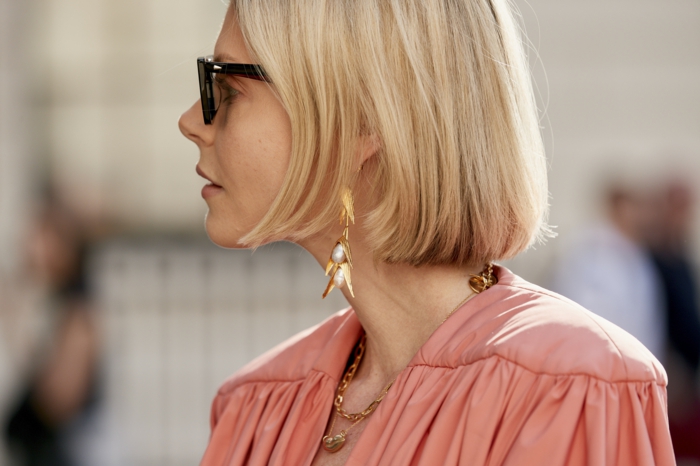 london fashion week street style frisuren bob kurz blonde kurzhaarfrisuren pinkes kleid frau trängt schwarze sonnenbrillen goldener schmuck