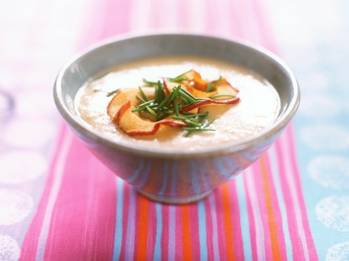 meerrettich rezept für eine meerrettich suppe mit apfelspalten und frischen kräutern