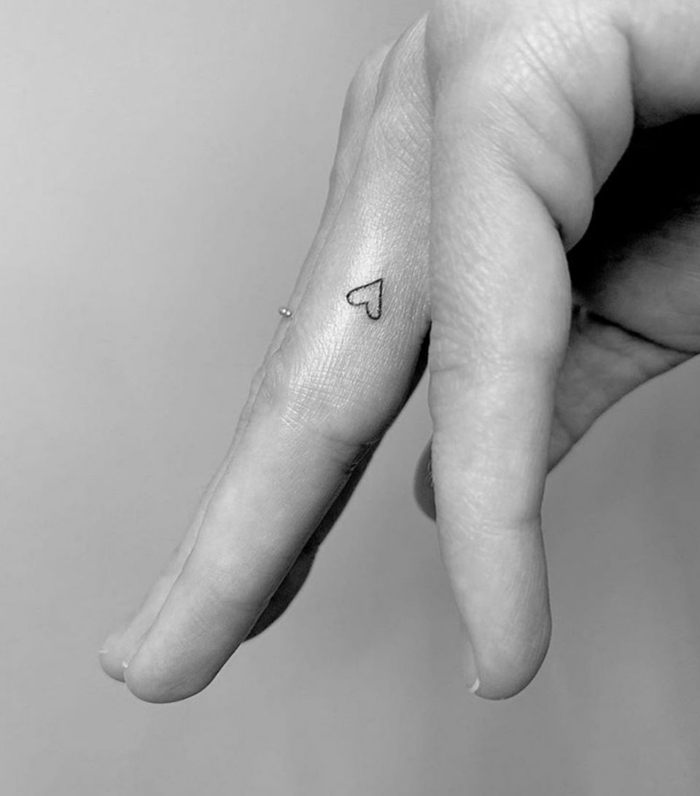 mittelfinger tattoo herz bedeutung tattoo motive klein schwarz weißes foto tätowierung design inspo