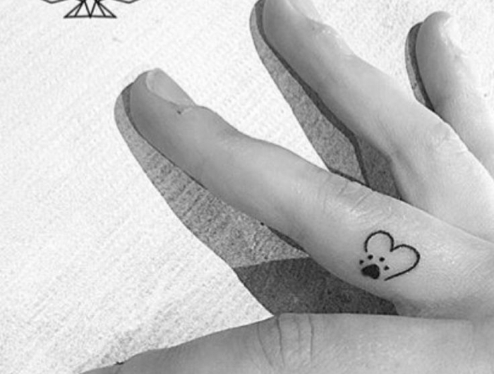 mittelfinger tätowierung finger tattoo frauen vorlagen kleines herz mit pfote design minimalistisch