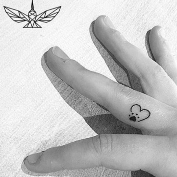 mittelfinger tätowierung finger tattoo frauen vorlagen kleines herz mit pfote design minimalistisch