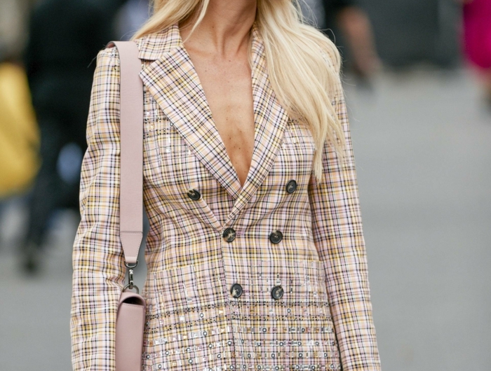 new york fashion week street style inspiration kurzes kleid lange blonde haare frisuren für damen 2020 elegante haaraccessoires haarschnitt 2020 frauen lang