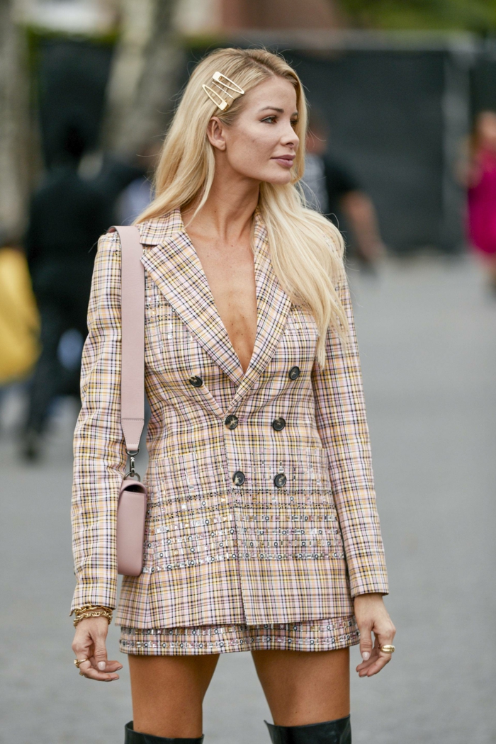 new york fashion week street style inspiration kurzes kleid lange blonde haare frisuren für damen 2020 elegante haaraccessoires haarschnitt 2020 frauen lang