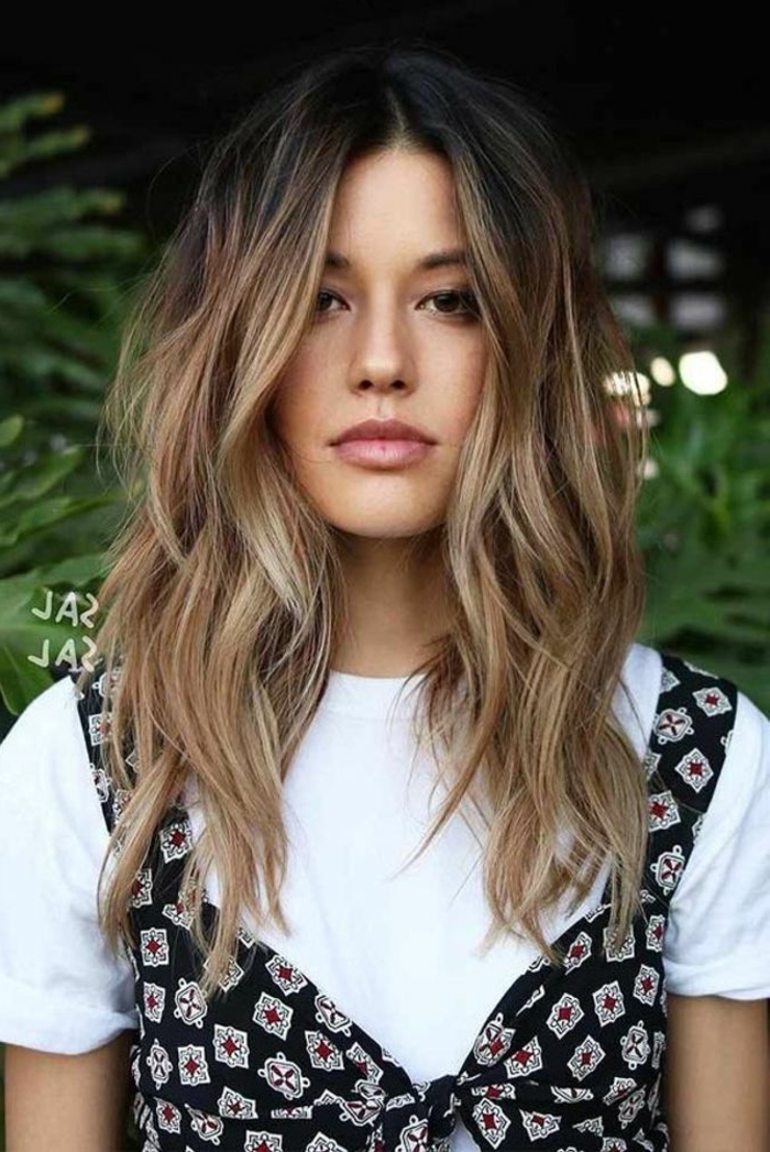 ombre haarfarbe trend frisuren mittellanges haar gewellt schwarzes kleid auf weißes t shirt