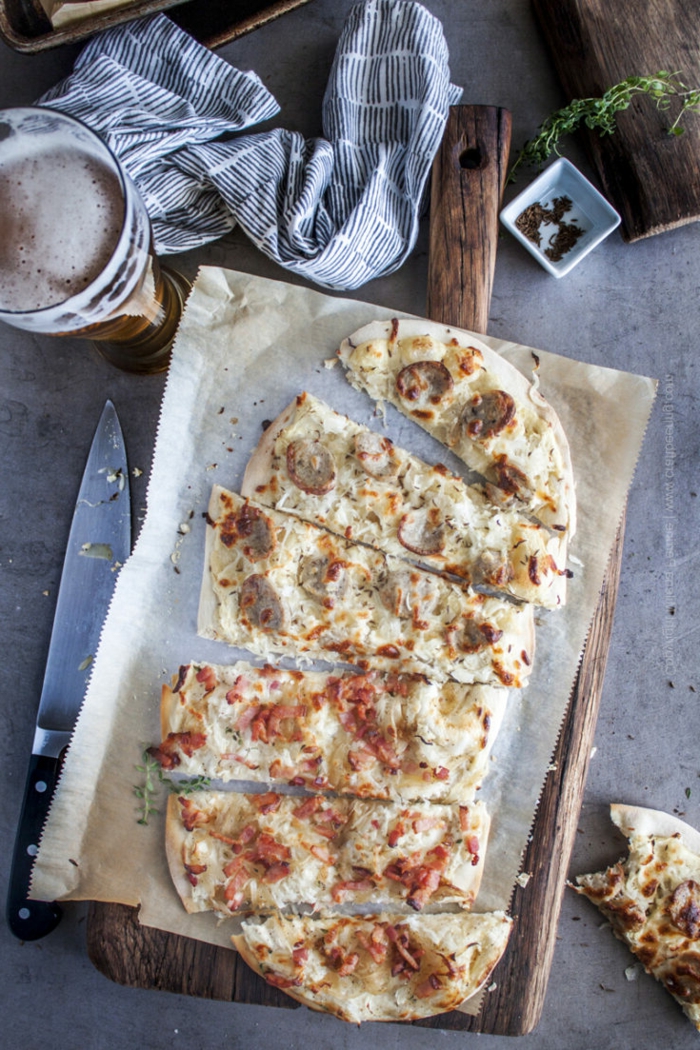 originelle rezepte pizza mit sauerkraut gerichte lecker schneidebrett aus holz glas mit bier