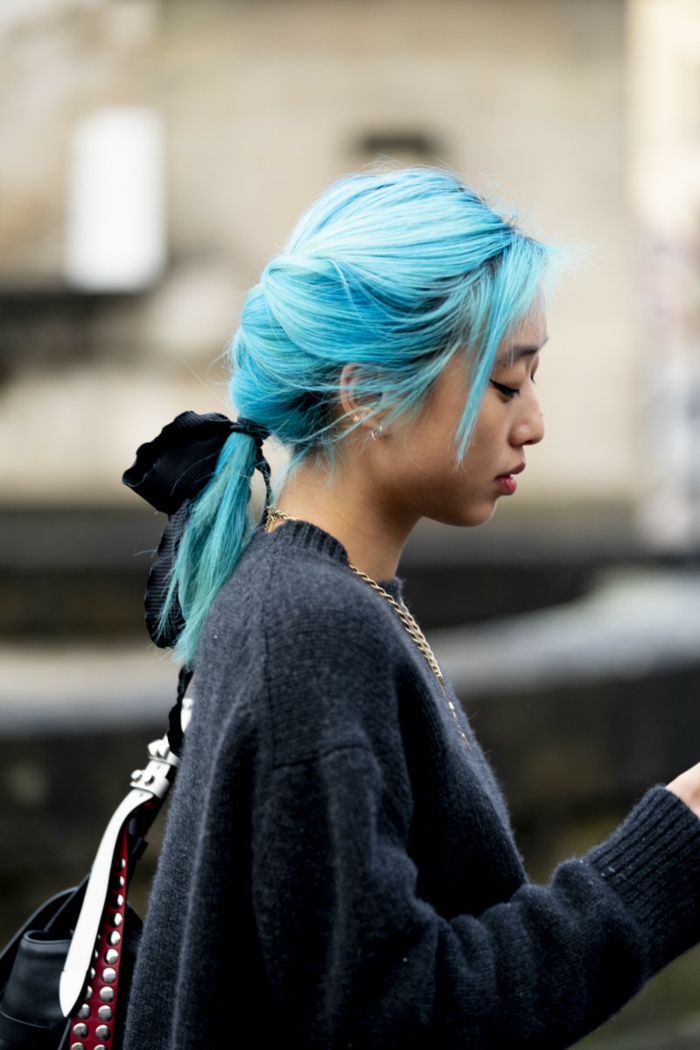 paris fashion week style inspiration frau blaue haare pferdeschwanz frisuren 2020 für damen haatschnitt mittellang schwarzer pullover