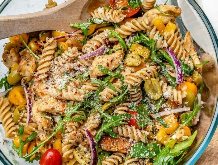 pasta rezepte schnell gemacht gesunder salat mit kräutern cherry tomaten und parmesan käse