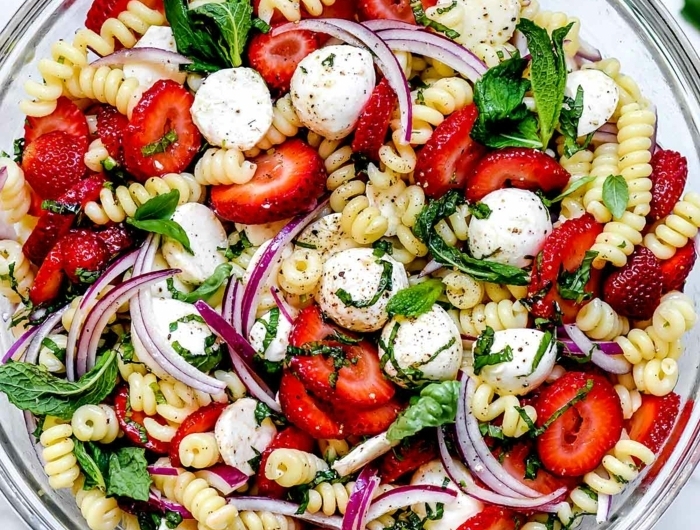 pasta rezepte schnell gemacht salat mit erdbeeren mini mozzarella zweibel basilikum gesund
