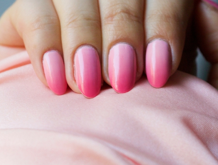 pinke nägel fließende farben kurze nagelform spitz gelnägel rosa weiß verlauf ombre design inspiration