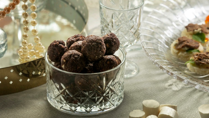 rezept rumkugeln saftige rumkugeln schokolade butter und nüsse im glas tisch mit tellern