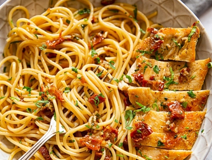 rezepte mit nudeln mittagessen ideen pasta mit gegrilltem hähnchenfelisch einfache gerichte