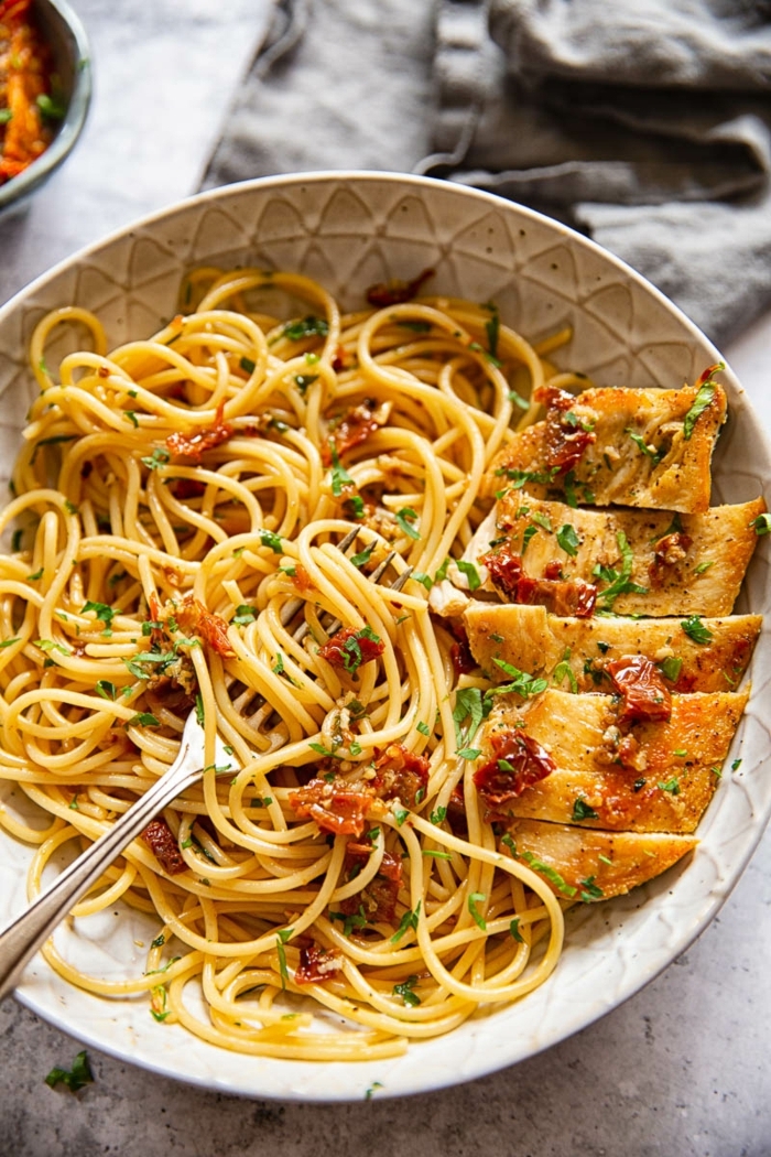 rezepte mit nudeln mittagessen ideen pasta mit gegrilltem hähnchenfelisch einfache gerichte