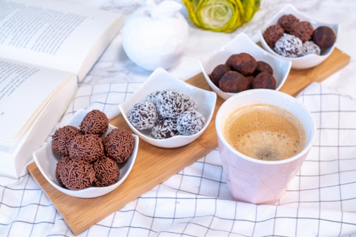 saftige rumkugeln rezept selbst gemacht vier schüssel mit rumkugeln schoko kokosflocken kaffeetasse
