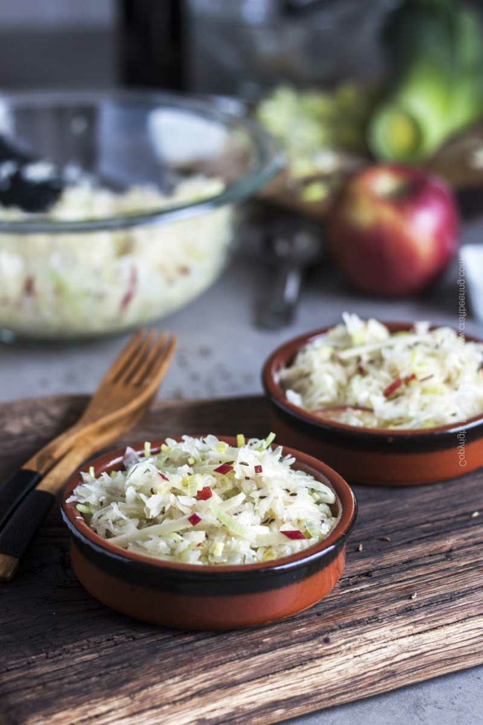 salat mit apfel lauch sauerkraut gerichte gesunde rezepte gute ernährung besteck aus holz