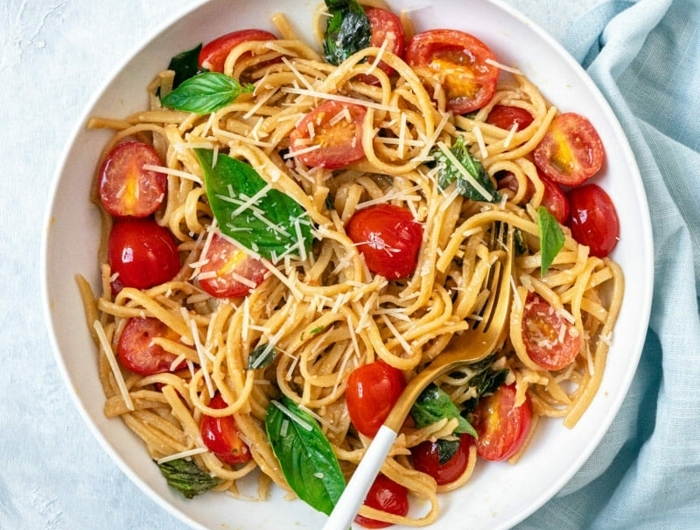 schnelle gerichte mit nudeln noodles mit tomaten basilikum und parmesan einfache zubereitung