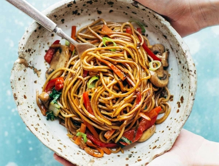 schnelle gerichte mit nudeln pasta rezept mit paprikas und pilzen mittagessen einfach lecker