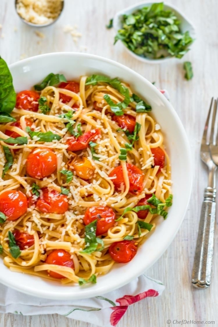 schnelle gerichte mit nudeln spaghetti mit cherry tomaten basilikum pesto soße und parmesan