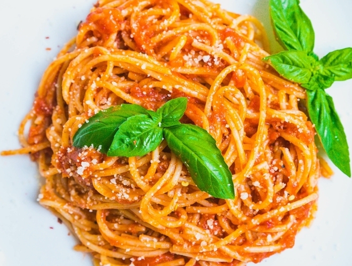 schnelle gerichte mit nudeln spaghetti mit frischen tomaten und basilikum was kann ich heute kochen