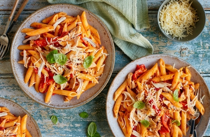 schnelle pasta rezepte leckeres gericht mit paprikas tomaten parmesan und basilikum abendessen einfach