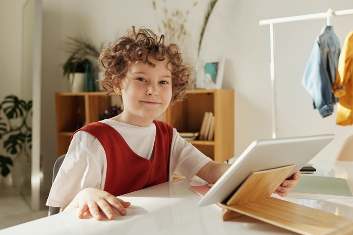sozialkompetenzen beim fernunterricht bilden kleines kind lernen zuhause
