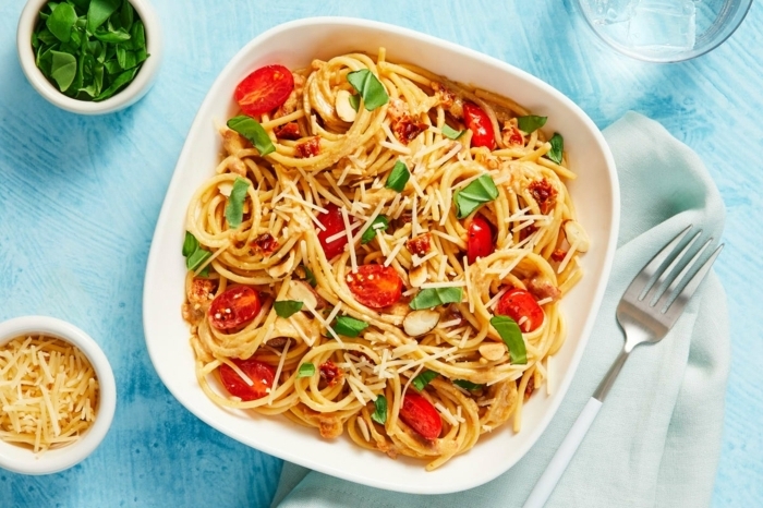 spaghetti rezepte einfach und schnell pasta mit cherry tomaten parmesan und basilikum einfache abendessen