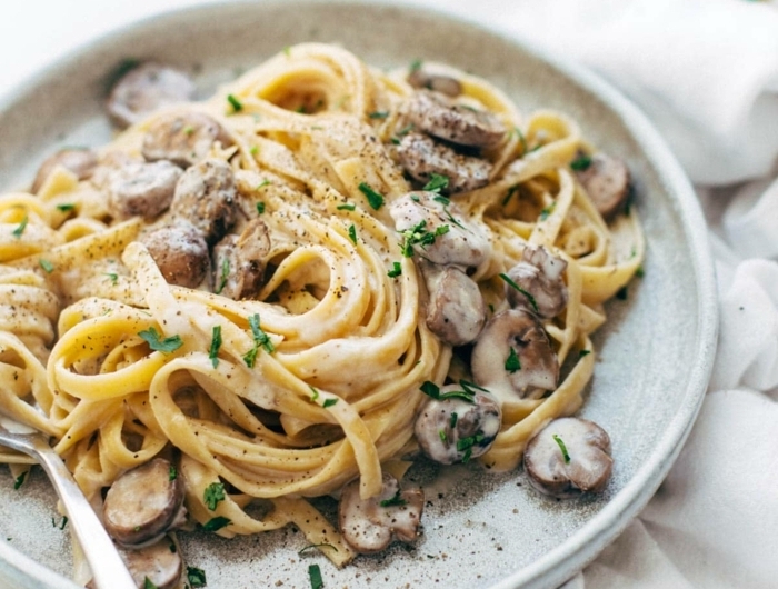 spaghetti rezepte einfach und schnell pasta mit pilzen und cremesoße fettuccine zubereitungsweise