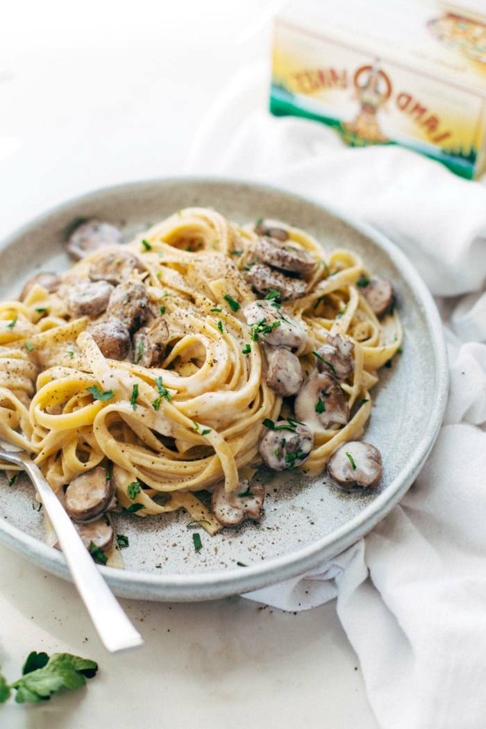spaghetti rezepte einfach und schnell pasta mit pilzen und cremesoße fettuccine zubereitungsweise