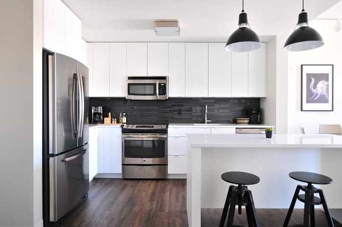 staubsauger auswählen kücheneinrichtung in weiß und schwarz kleine küche wohnung reinigen