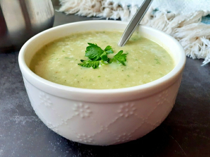 suppe mit frischen petersilien blättern das immunsystem stärken ein löffel eine grüne suppe
