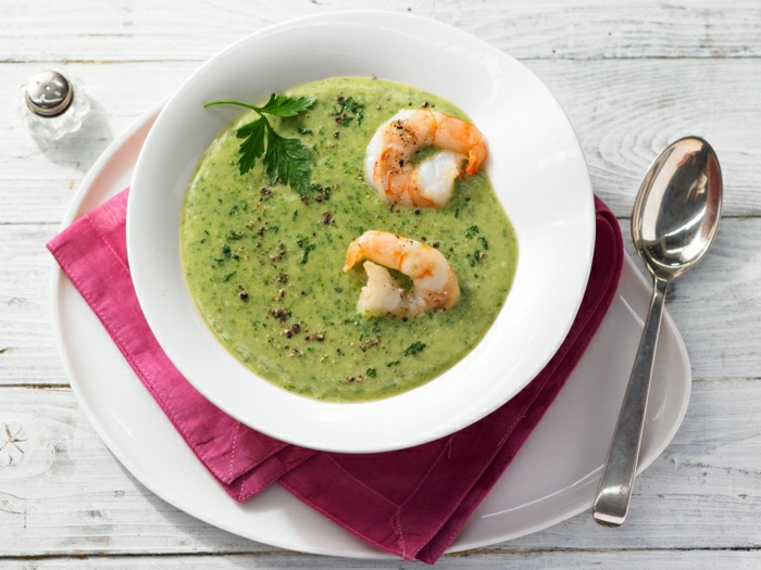 suppe mit garnelen petersilienwurzelsuppe rezept grüne suppe mit petersile und garnelen ein löffel