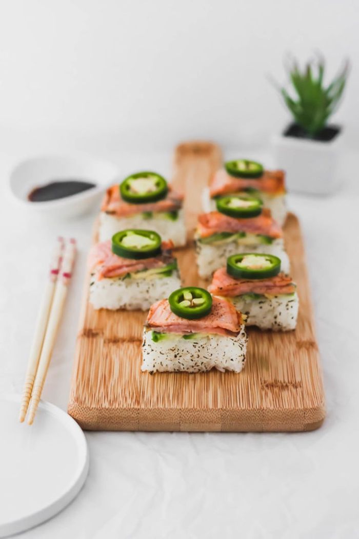 sushi mit lachs häppchen mit reis fisch und gemüse leckeres partyessen