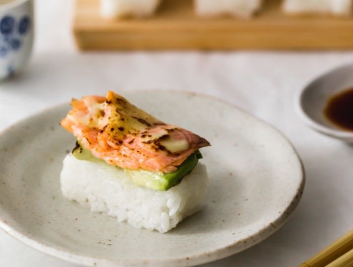 sushi mit lachs partyessen ideen häppchen partyfood fingerfood mit reis firsch und gemüse