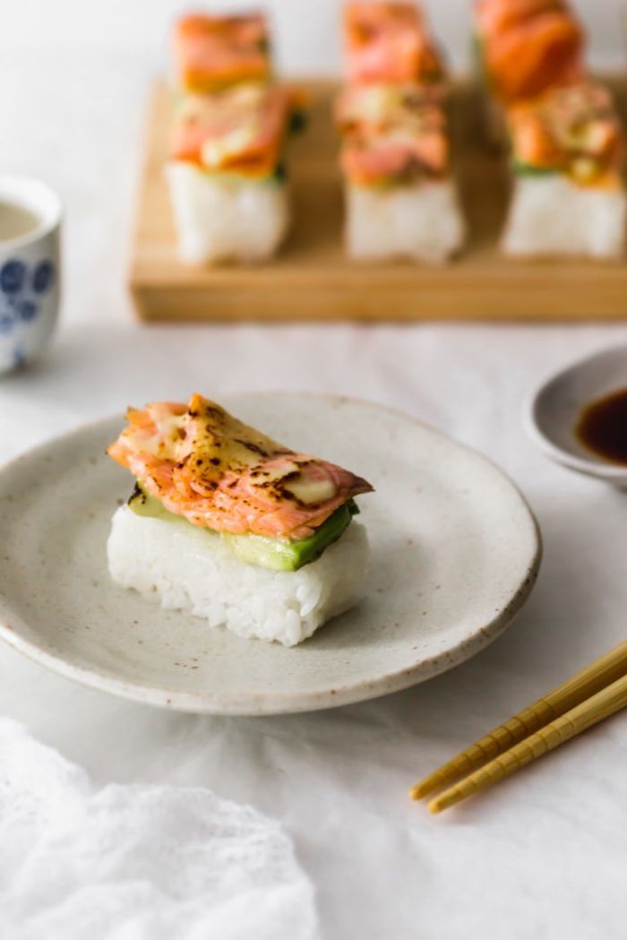 sushi mit lachs partyessen ideen häppchen partyfood fingerfood mit reis firsch und gemüse