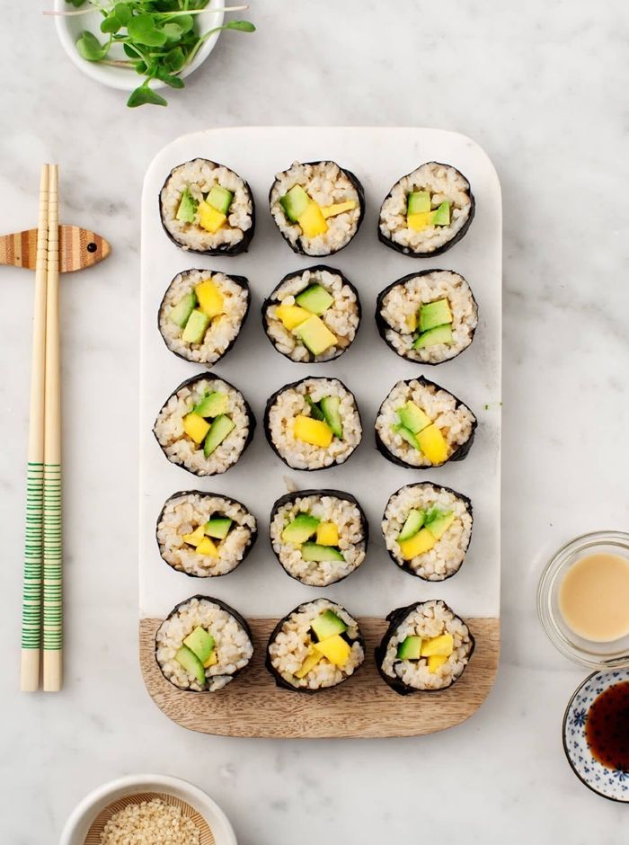 sushi ohne fleisch japanische häppchen fingerfood mit reis und gemüse
