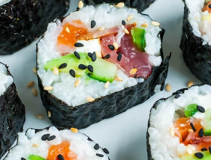 sushi reis selber machen selbstgemachte häppchen mit lachs und gemüse