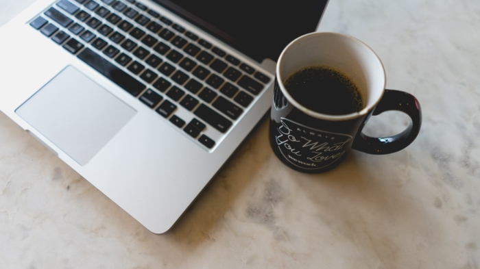 tasse mit kaffee macbook laptop büroeinrichtung inspiration ideen minimalistisch büro einrichten