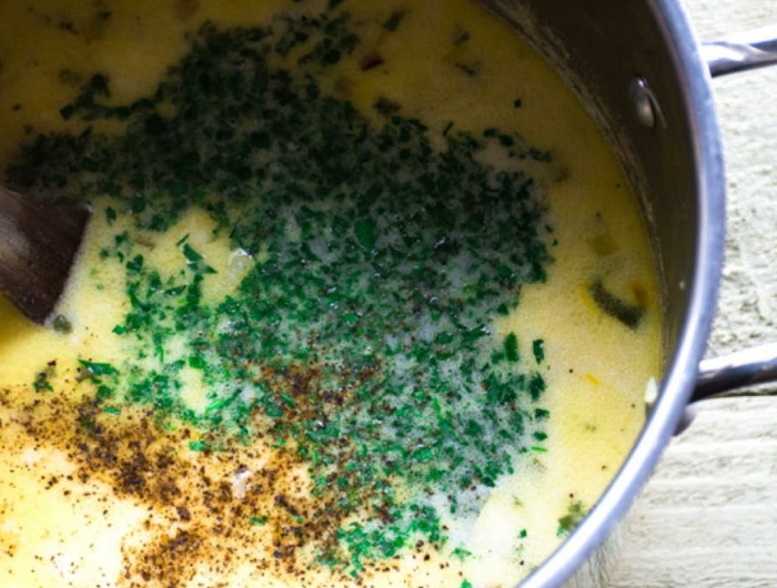 tisch aus holz petersilienwurzelsuppe rezept ein topf mit suppe mit frichen petersilienwurzeln