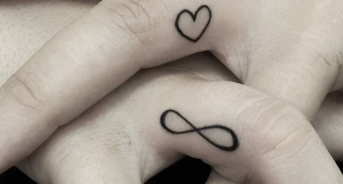 unendlichkeit tattoo ideen herz tattoo am finger zwei hände mit tätowierungen minimalistische designs