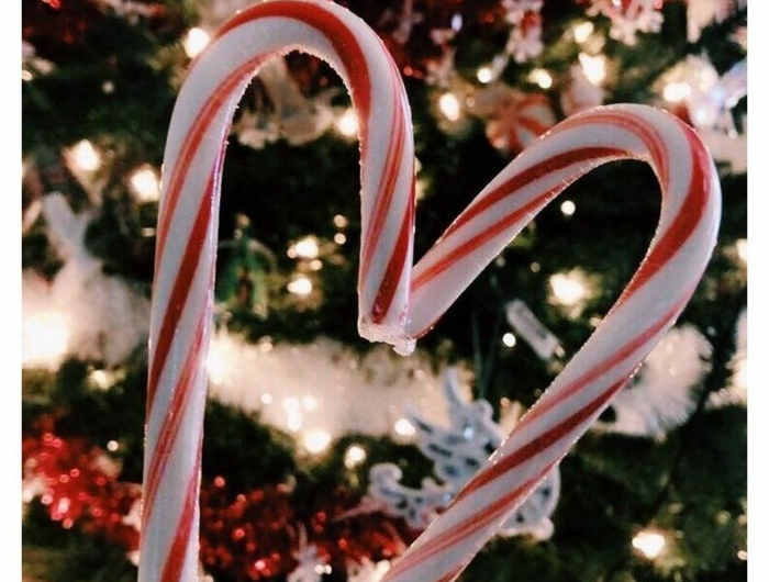 weihnachtdeko inspo dekorierter weihnachtsbaum hübsche hintergrundbilder handy kostenlos zwei zuckerstangen in herzform festliche dekoration