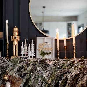 weihnachtsdeko basteln für den tisch gilrnade aus tannenzweigen kerzen kleine weiße tannenbäume festliche zimmerdeko