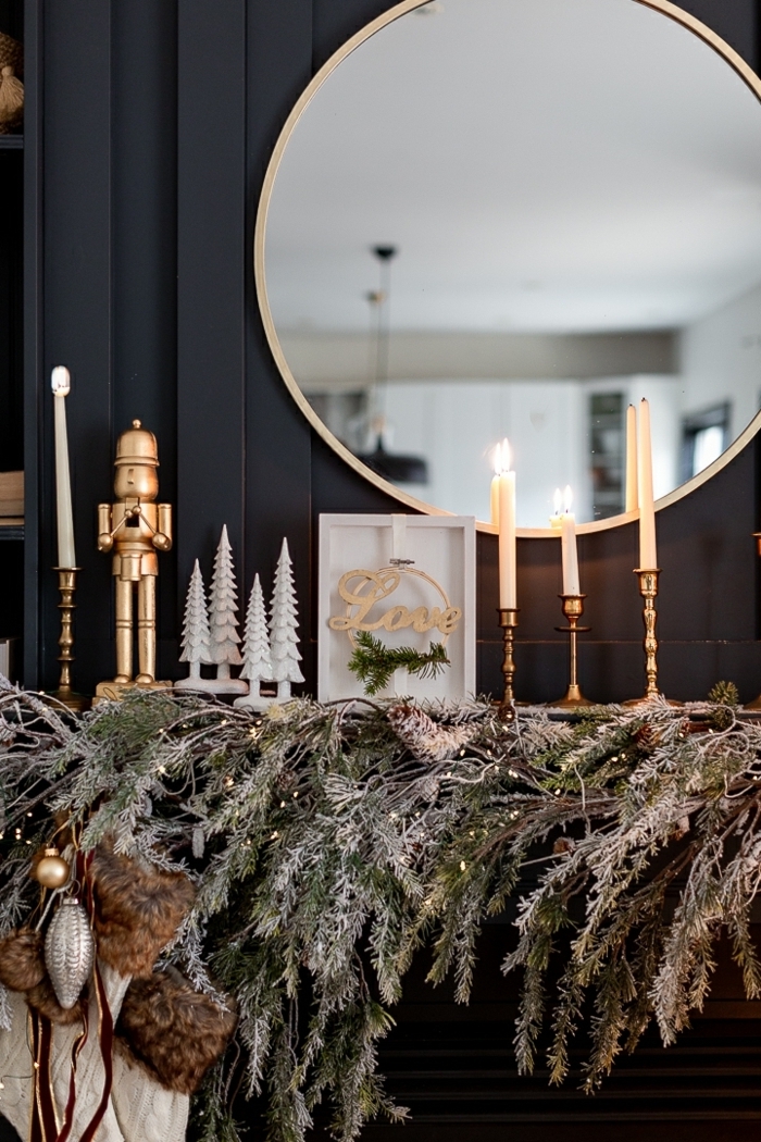 weihnachtsdeko basteln für den tisch gilrnade aus tannenzweigen kerzen kleine weiße tannenbäume festliche zimmerdeko