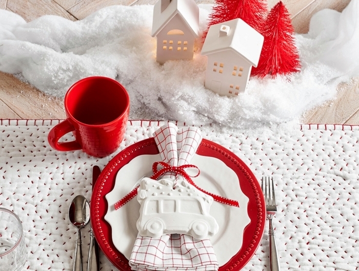 weihnachtsdeko basteln für den tisch tischdeko zu weihanchten in weiß und rot festliche tischdekoration kleine häuschen und tannenbäume
