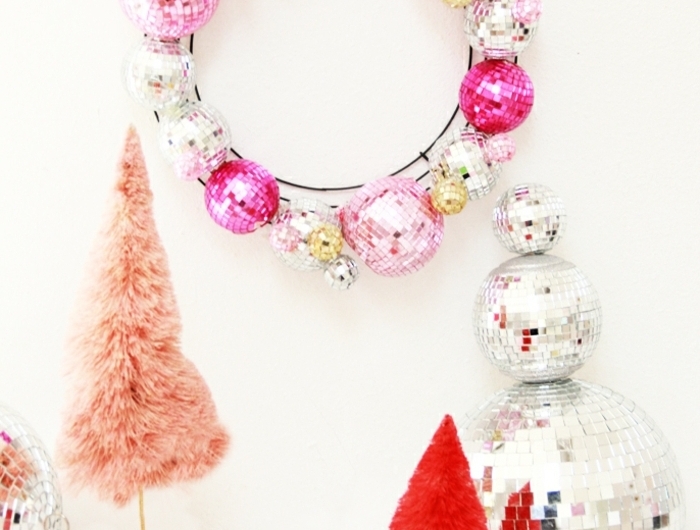 weihnachtsdeko selber basteln weihnachtskranz aus rosa und silbernen diskobällchen diskokugeln wanddeko weihnachten