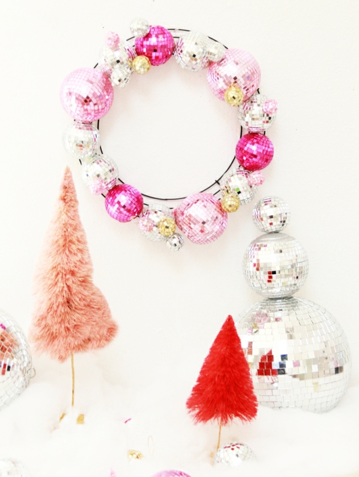 weihnachtsdeko selber basteln weihnachtskranz aus rosa und silbernen diskobällchen diskokugeln wanddeko weihnachten