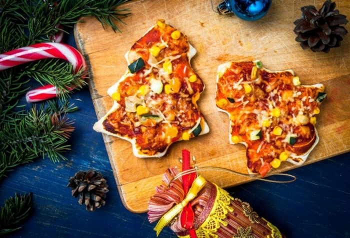 weihnachtsessen stressfrei weihnachtsgerichte ideen pizza in tannenbaum form auf holzbrett