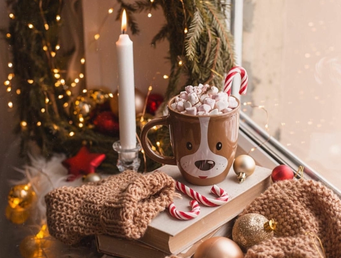 weihnachtskranz dekoriert mit lichtern hintergrundbilder weihnachten kostenlos brennende kerze hellbrauner pullover tasse mit getränk und marshmallows weihnachtskugeln festliche dekoration