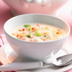 weiße schüssel meerrettich rezept für eine meerrettich suppe mit frischen säuerlichen äpfeln